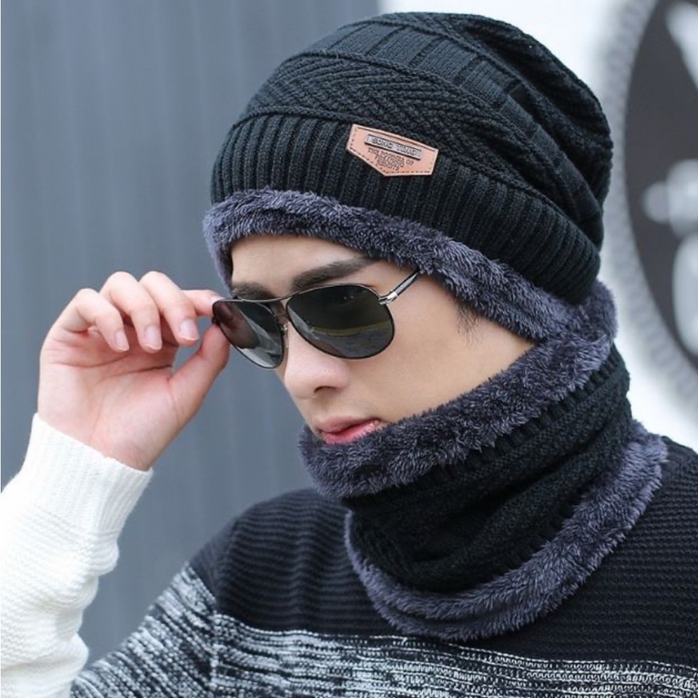 Sz One size unisex beanie neck warmer Black and Gray Knit Beanie and Scarf Set